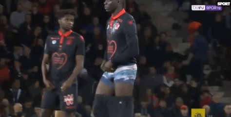 吉拉西无缘2025非洲足球先生奖，他的哥哥在社媒表达不满（吉拉西落选2025非洲足球先生，哥哥在社媒发声不满）