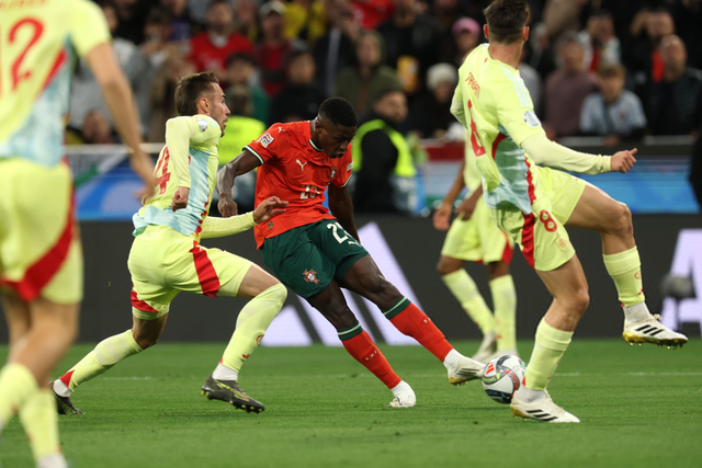 德甲半场：本塞拜尼建功，多特蒙德暂1-0弗赖堡（半场战报：本塞拜尼破门，多特蒙德暂以1-0领先弗赖堡）