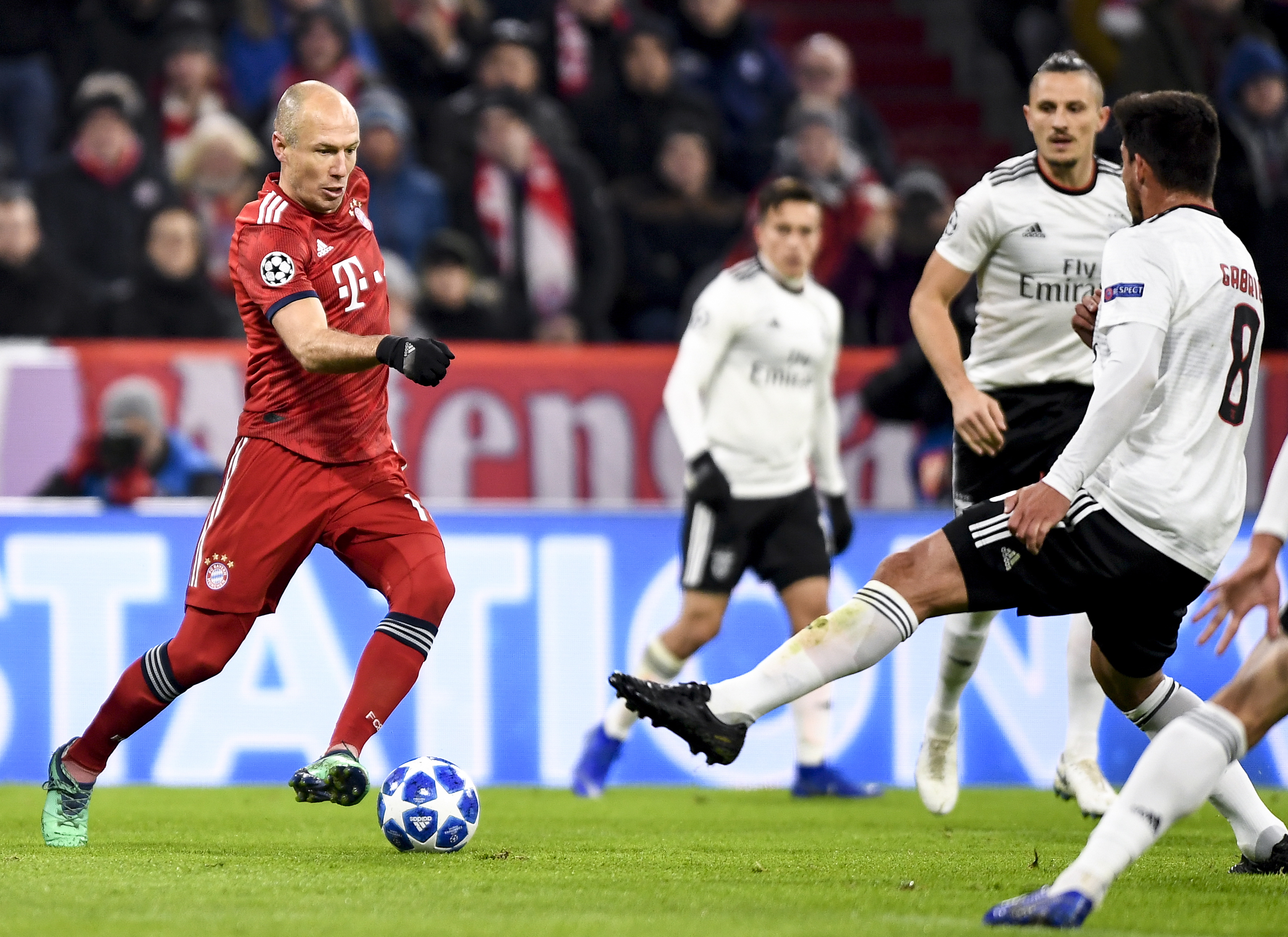 杜兰特关键中投命中，全场欢呼（杜兰特关键时刻中投命中，全场沸腾）