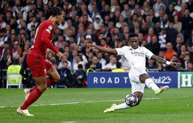 海港举办赛季总结会，王燊超乘直升机带冠军奖杯入场