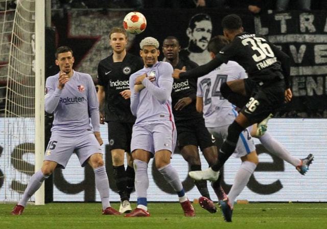 字母哥连送大帽摧毁对手进攻（字母哥连环封盖击溃对手攻势）