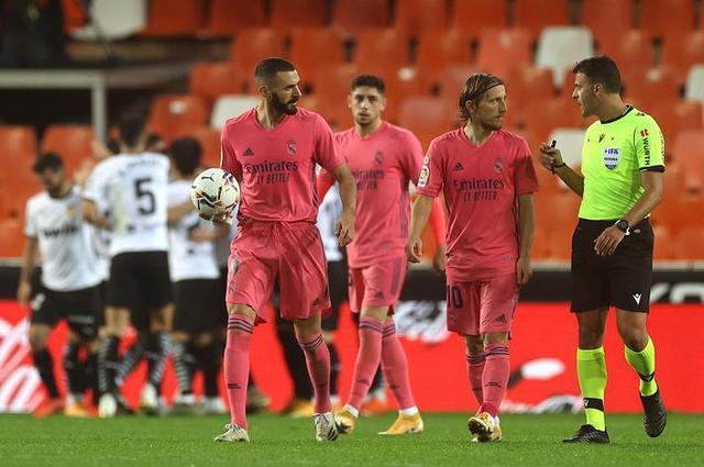 都体：邓弗里斯可能继续缺席与马竞比赛；泽林斯基已参加合练（都体：邓弗里斯或继续缺席战马竞，泽林斯基已恢复合练）