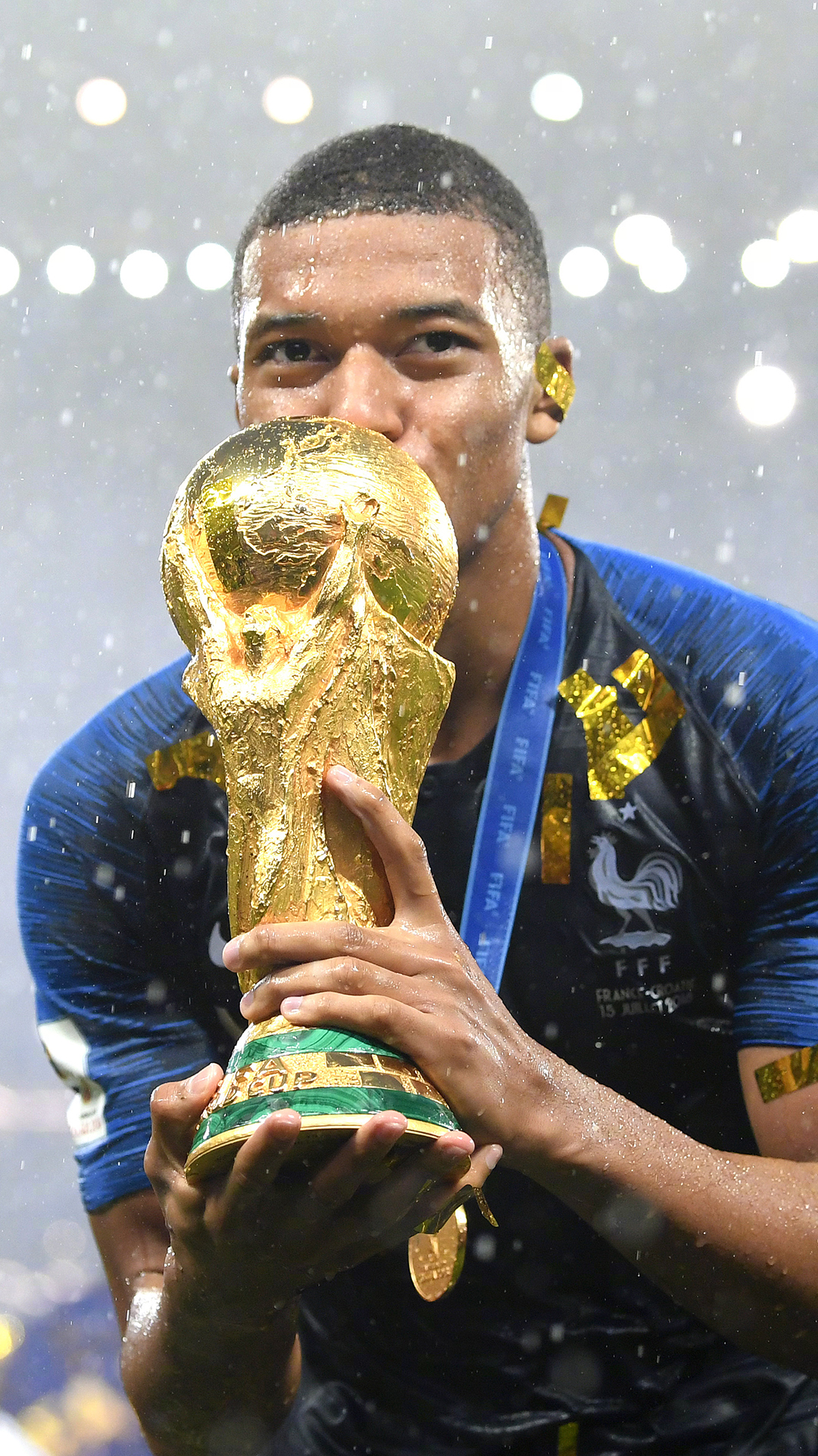 早报：皇马主场翻车，那不勒斯登意甲榜首（晨报：皇马主场失利，那不勒斯领跑意甲）